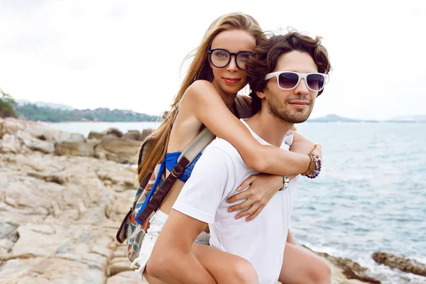 Hipster couple having fun at beach — Stock Photo, Image