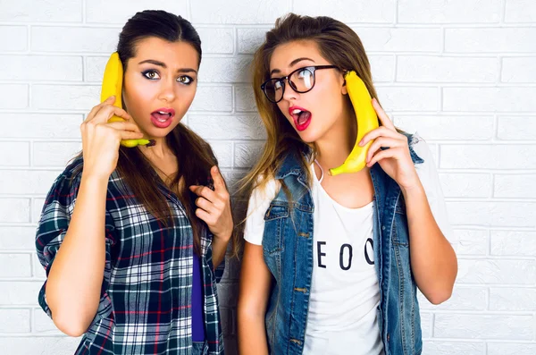 Niñas jugando con plátanos imitando el teléfono —  Fotos de Stock