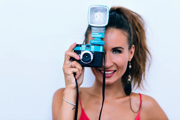 Woman focusing at you with her old-fashioned camera — Stock Photo, Image