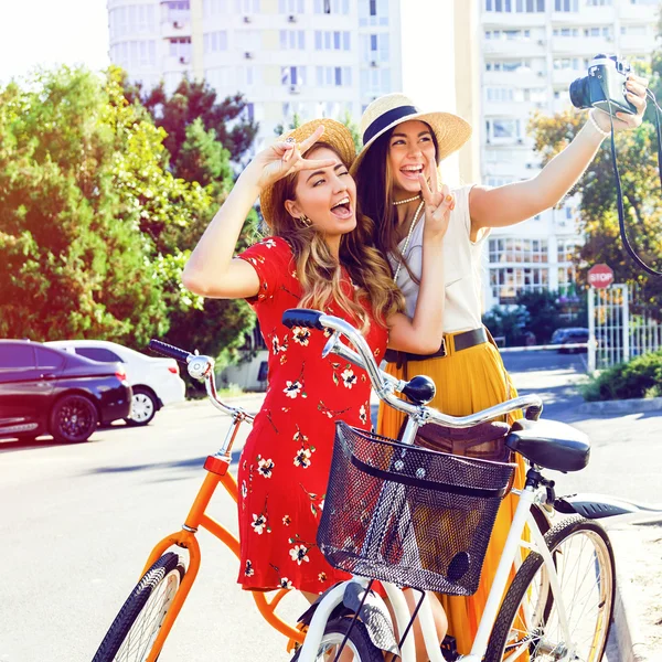 Two pretty girls taking selfie — Stock Photo, Image