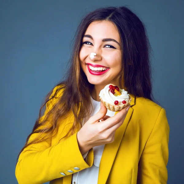 Brünette Frau mit leckerem Kuchen — Stockfoto