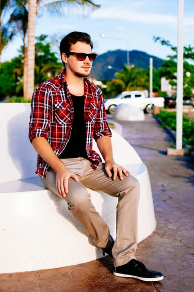 Unga hipster mannen på ön park — Stockfoto