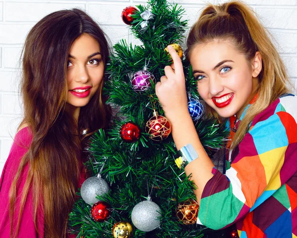 Mujeres posando cerca de árbol de Navidad — Foto de Stock