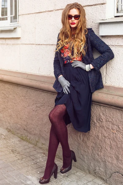 Young sexy woman posing at the street — Stockfoto