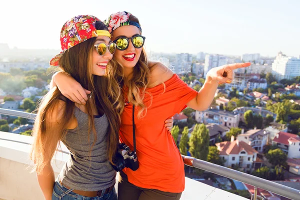 Two pretty girl posing on the roof — Stock Photo, Image