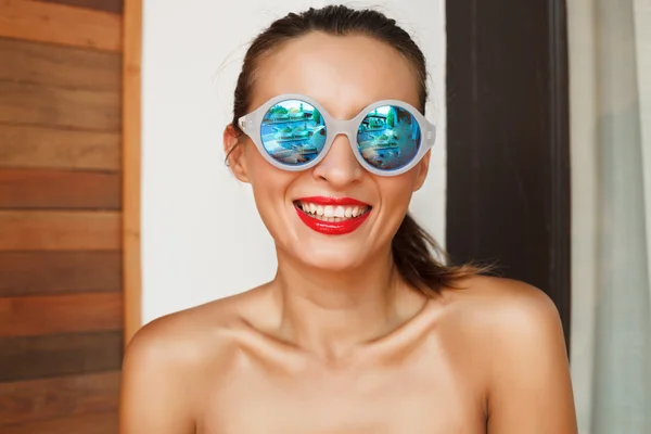 Woman wearing in mirrored sunglasses — Stok fotoğraf