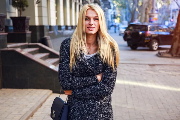 Femme blonde posant dans la rue — Photo