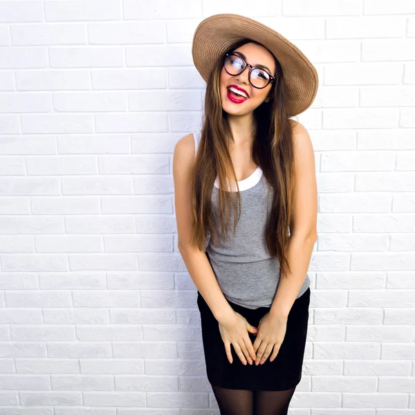 Giovane donna con cappello di paglia — Foto Stock