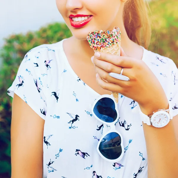 Mujer con helado de chocolate cono — Foto de Stock