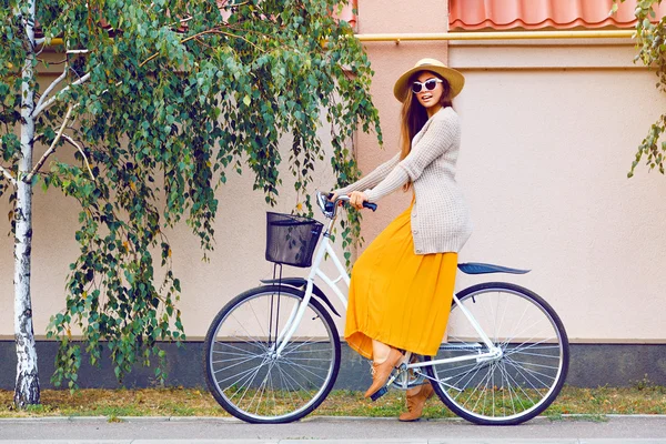 Hipster ragazza con bici retrò all'aperto — Foto Stock