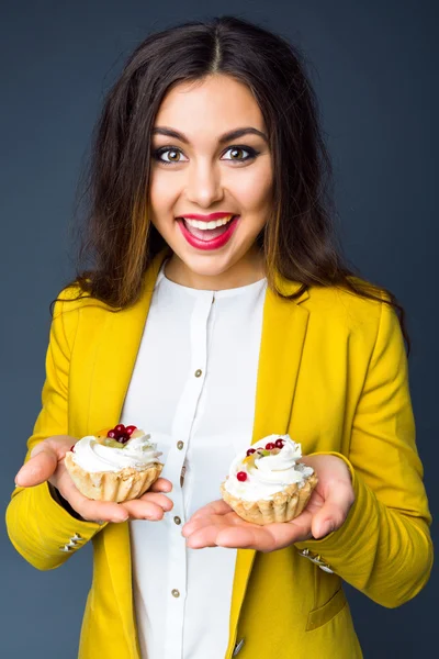 Frau hält zwei leckere Kuchen in der Hand — Stockfoto