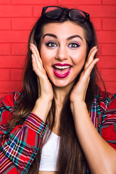 Mujer joven sorprendida — Foto de Stock