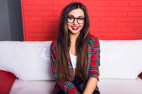 Chica hipster con una sonrisa increíble — Foto de Stock