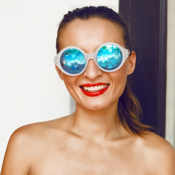 Жінка в дзеркальних сонцезахисних окулярах — стокове фото