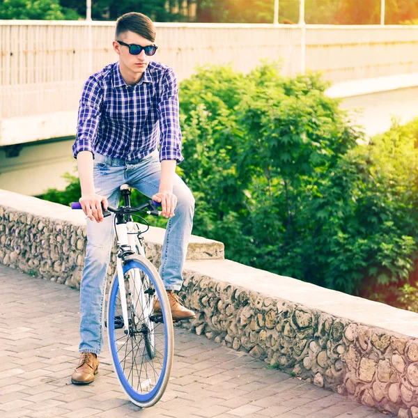 Человек на синем современном велосипеде — стоковое фото