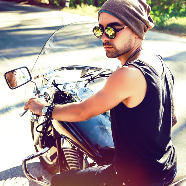 Bonito elegante homem equitação bicicleta — Fotografia de Stock