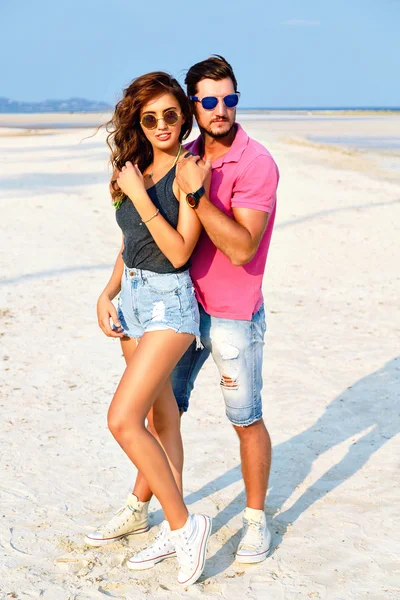 Pareja joven enamorada posando en la playa —  Fotos de Stock