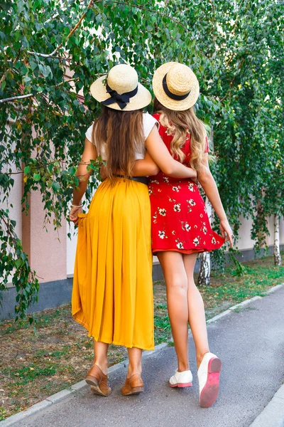 Vista posteriore delle ragazze al parco della città — Foto Stock