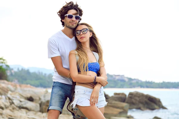 Romantic couple in love posing at beach — Stockfoto