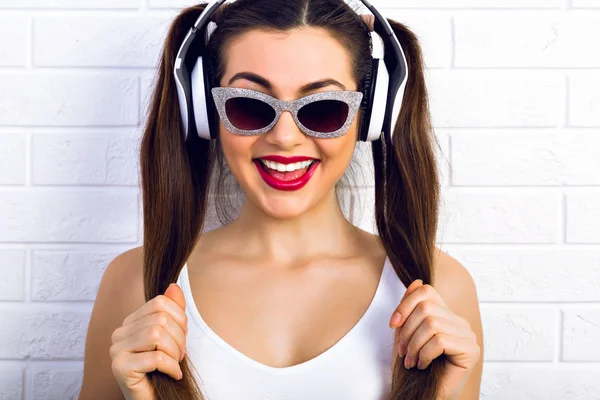 Chica en gafas de sol y auriculares —  Fotos de Stock