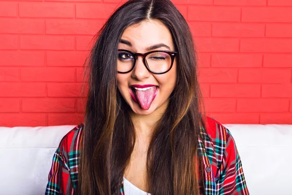 Mujer joven mostrando una lengua larga — Foto de Stock