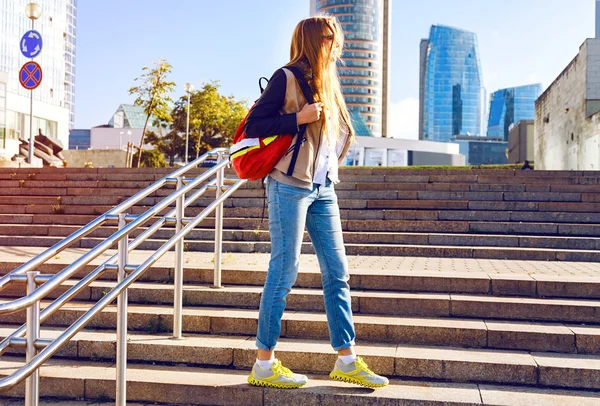 Mujer joven viajando con mochila — Foto de Stock