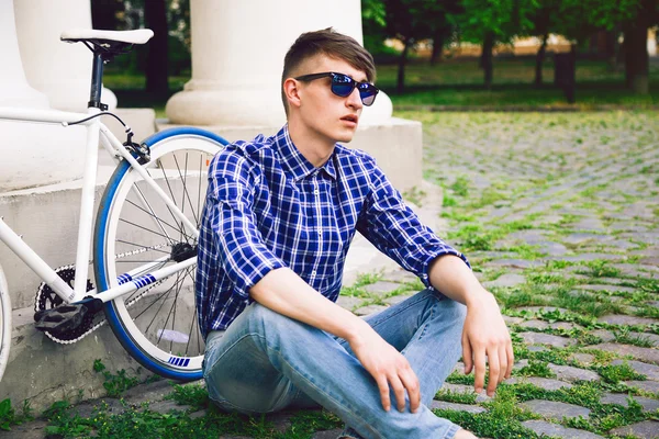 Хипстерский мужчина позирует возле своего велосипеда — стоковое фото