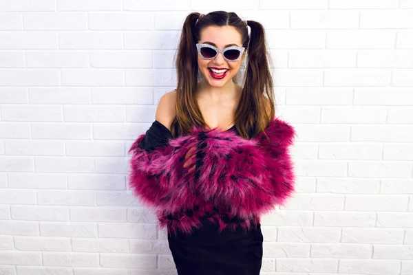 Girl in sunglasses and purple fur coat — Zdjęcie stockowe
