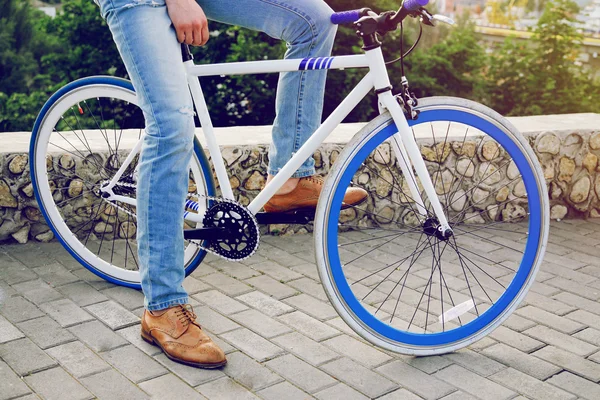 Hombre posando en su bicicleta con estilo — Foto de Stock