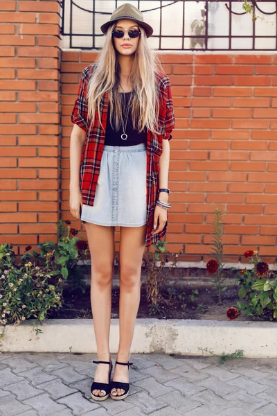 Hipster blond girl posing at the stree — Stock Photo, Image