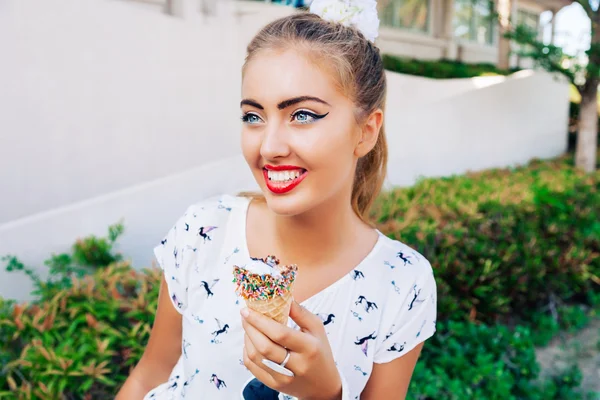 Mujer posando al aire libre con helado — Foto de Stock