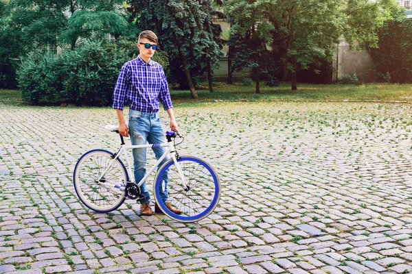 Hipster homem posando com bicicleta moderna — Fotografia de Stock