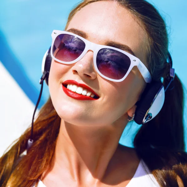 Young girl listening music in earphones — Stock Photo, Image