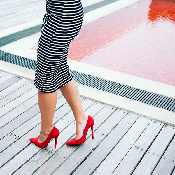 Женщина в полосатом черно-белом платье
