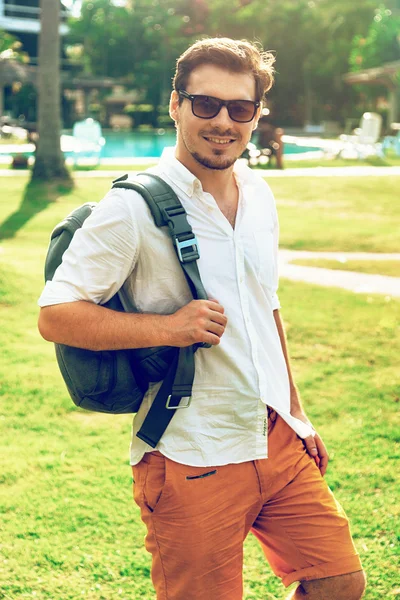 Hombre viajando solo con mochila — Foto de Stock