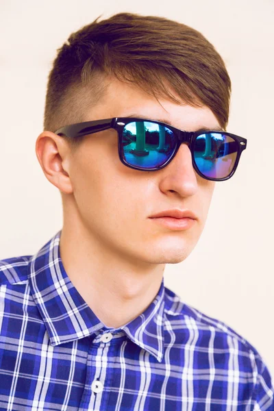 Handsome stylish guy in mirrored sunglasses — Stockfoto