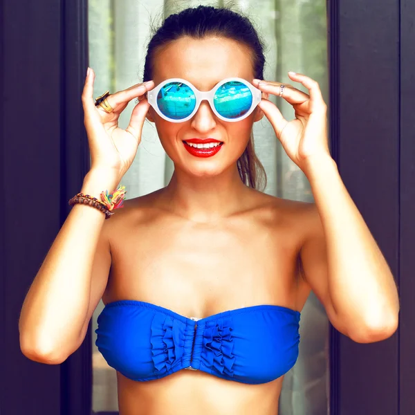 Yansıtılmış güneş gözlüğü bikini giyen kadın — Stok fotoğraf