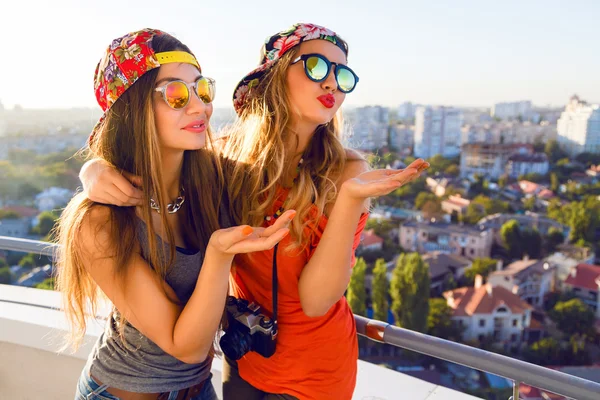 Two pretty fashion girls sending kiss — Stock Photo, Image