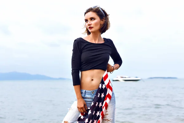 Mujer posando en la playa de la isla — Foto de Stock