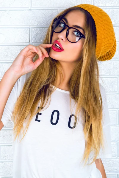 Menina hipster elegante em óculos e chapéu — Fotografia de Stock