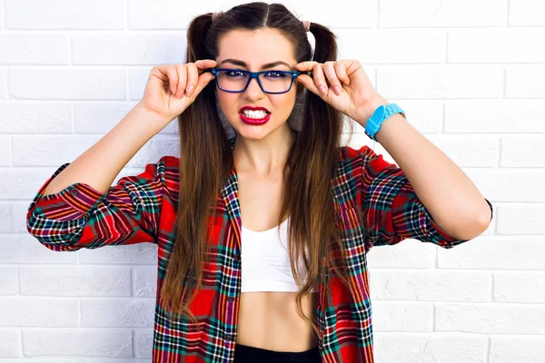 Ragazza rendendo divertente faccia arrabbiata — Foto Stock