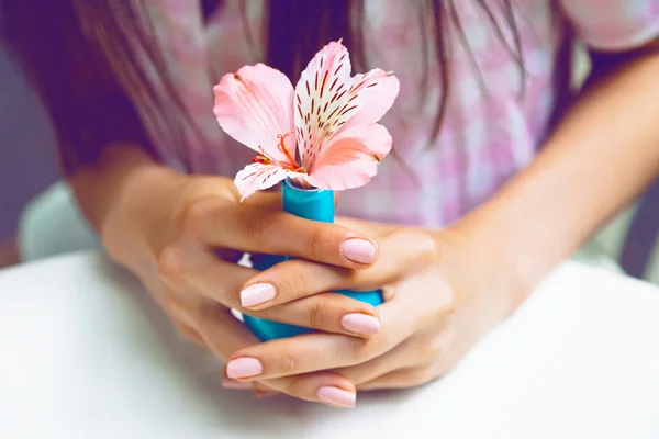 Woman holding small vase with flower — 스톡 사진