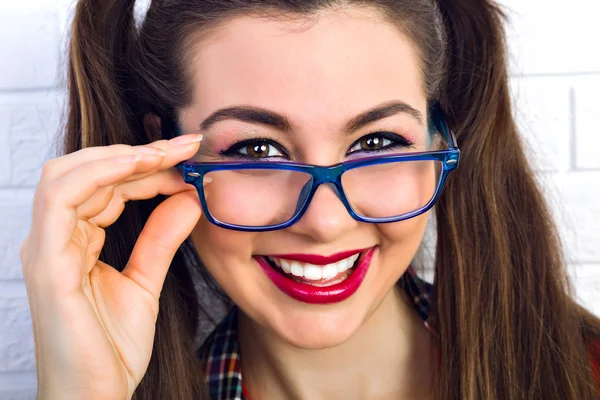 Hipster adolescente chica en gafas — Foto de Stock