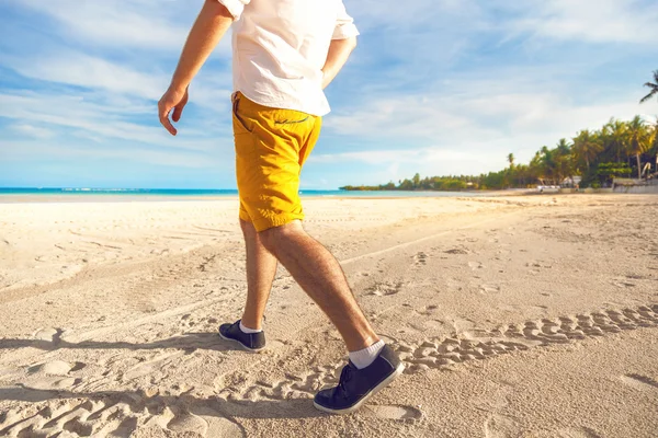 熱帯のビーチで一人歩きの男 — ストック写真