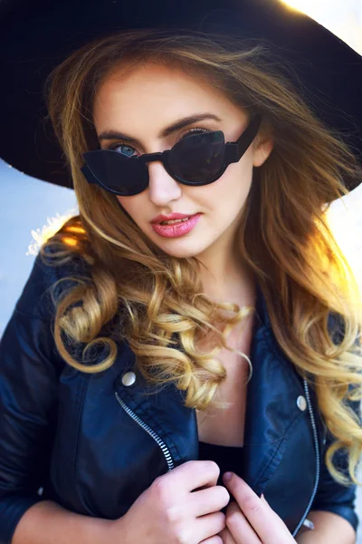 Menina loira usando chapéu retro elegante — Fotografia de Stock