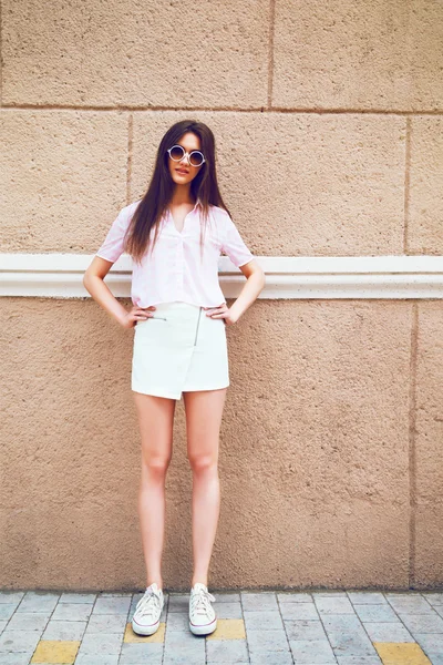 Chica posando cerca de grunge pared — Foto de Stock