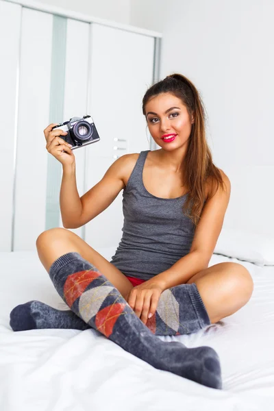 Sinnliche Frau mit Vintage-Kamera — Stockfoto