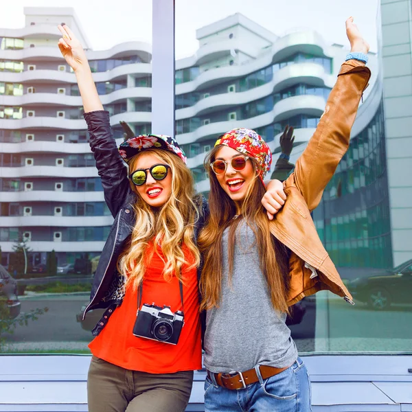 Le ragazze mettono le mani in alto — Foto Stock