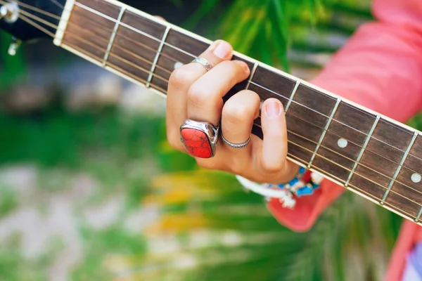 Mulher tocando na guitarra acústica — Fotografia de Stock