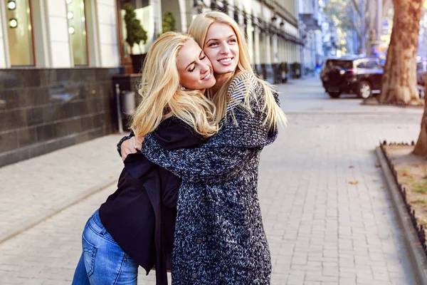 Дві красиві блондинки обіймаються — стокове фото